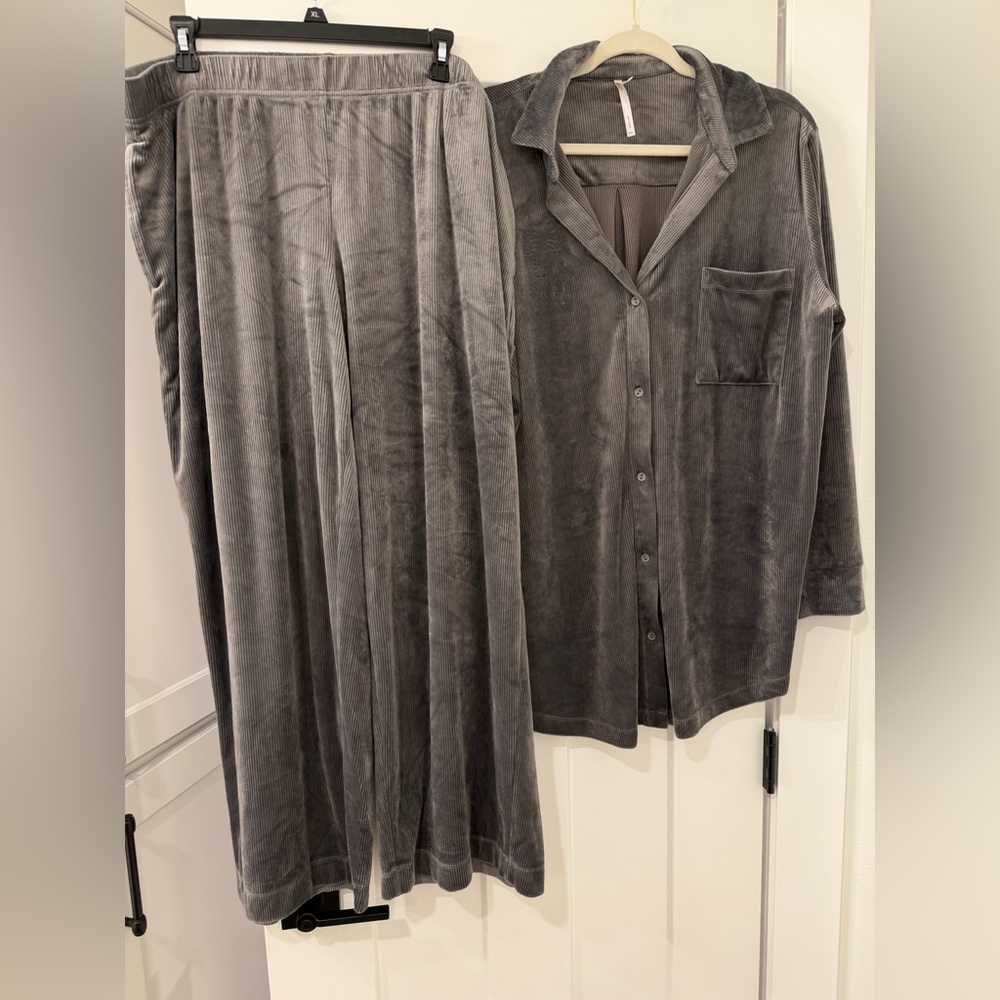 Soma Gray Velvet Lounge Set